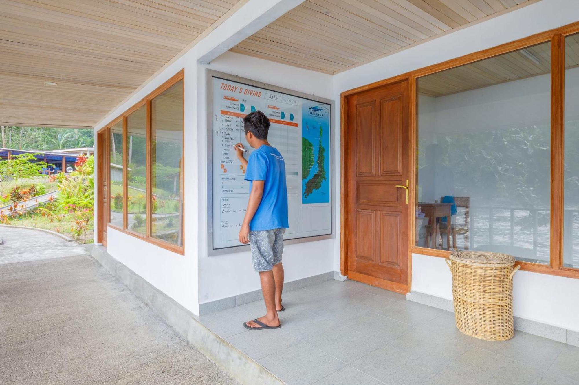 Thalassa Dive Resort Lembeh Airtembaga Exteriör bild