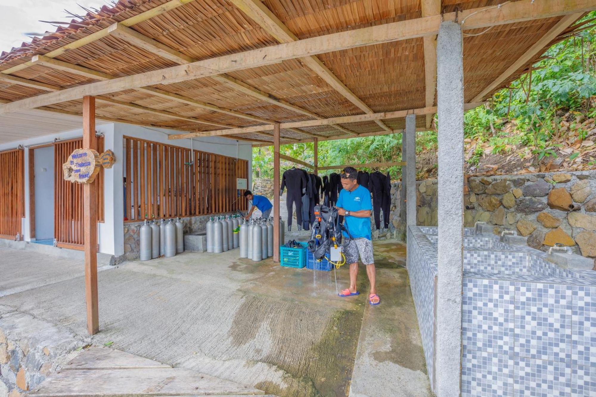 Thalassa Dive Resort Lembeh Airtembaga Exteriör bild